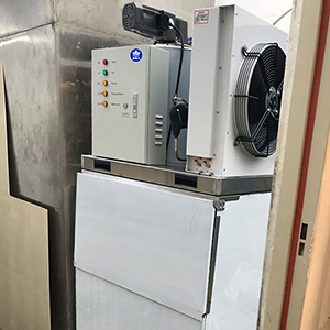 300公斤片冰機(jī)交付甘肅隴南某火鍋店使用