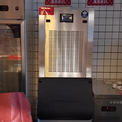 300公斤雪花制冰機(jī)交付湖南賢合莊火鍋店使用