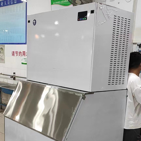 3臺1000公斤方塊制冰機(jī)交付鄭州某大學(xué)使用