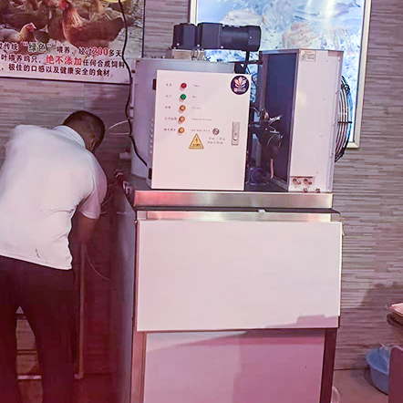 300公斤片冰機(jī)交付深圳某餐飲店使用