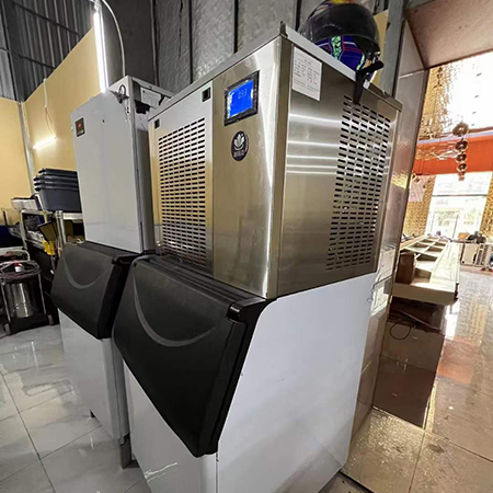 300公斤雪花制冰機(jī)交付上海某餐飲店使用