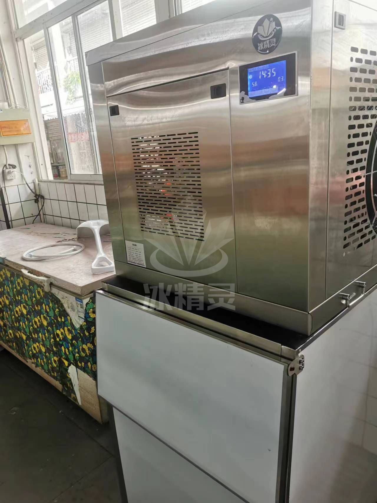 300公斤片冰機(jī)已交付江蘇省張家港市晨陽(yáng)集貿(mào)市場(chǎng)《小夏鮮魚灘 》 
