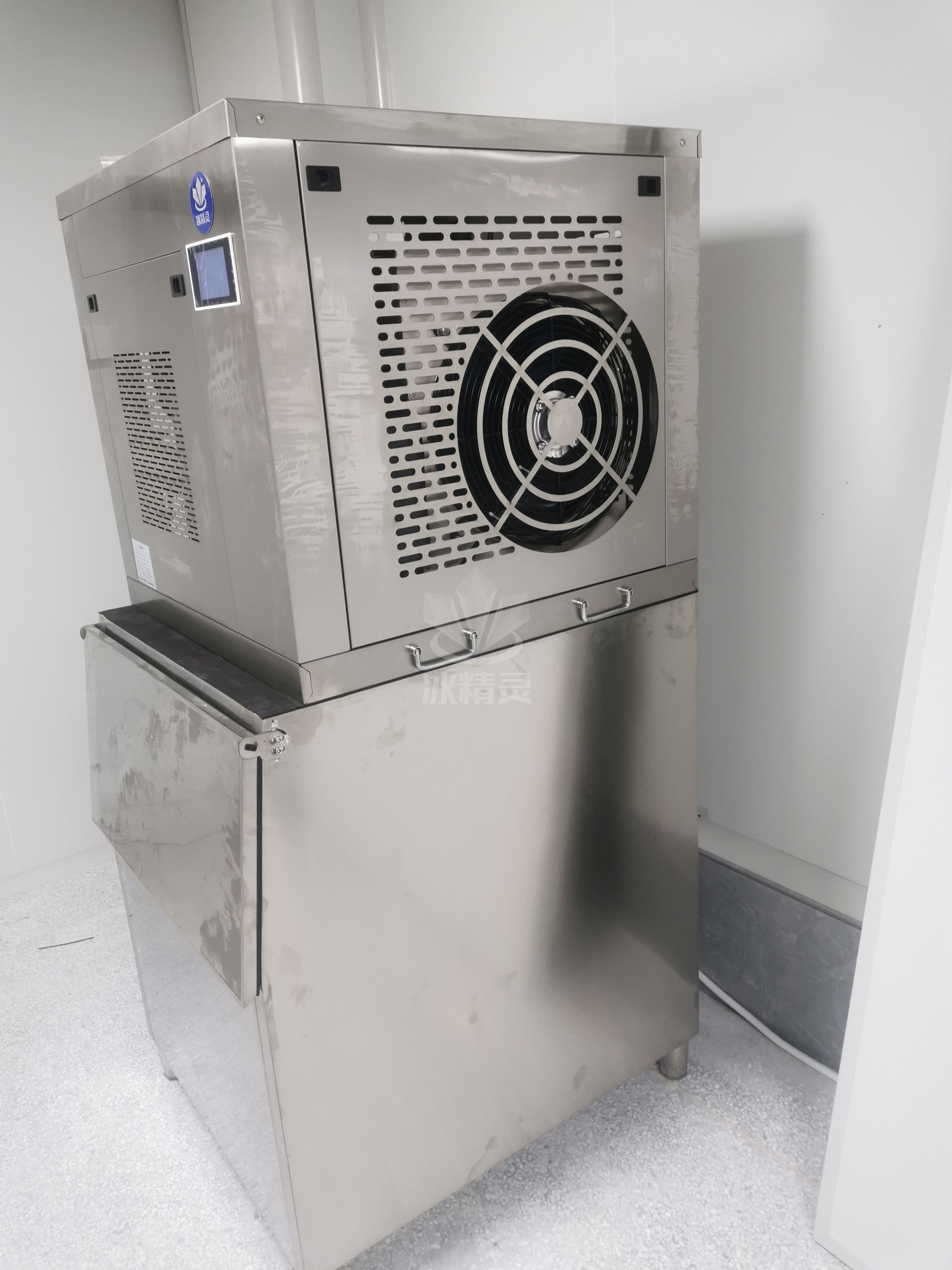 300公斤片冰機(jī)（外罩款）已交付江蘇省常熟市《蔡師傅食品》