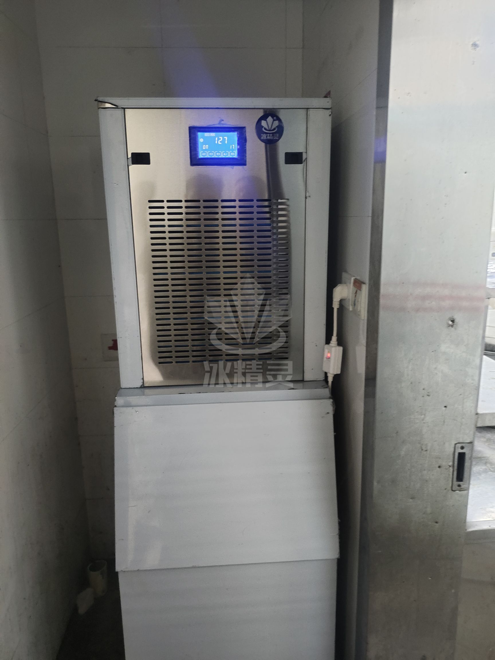 300公斤雪花制冰機(jī)已交付浙江寧波《華信天港禧悅酒店》