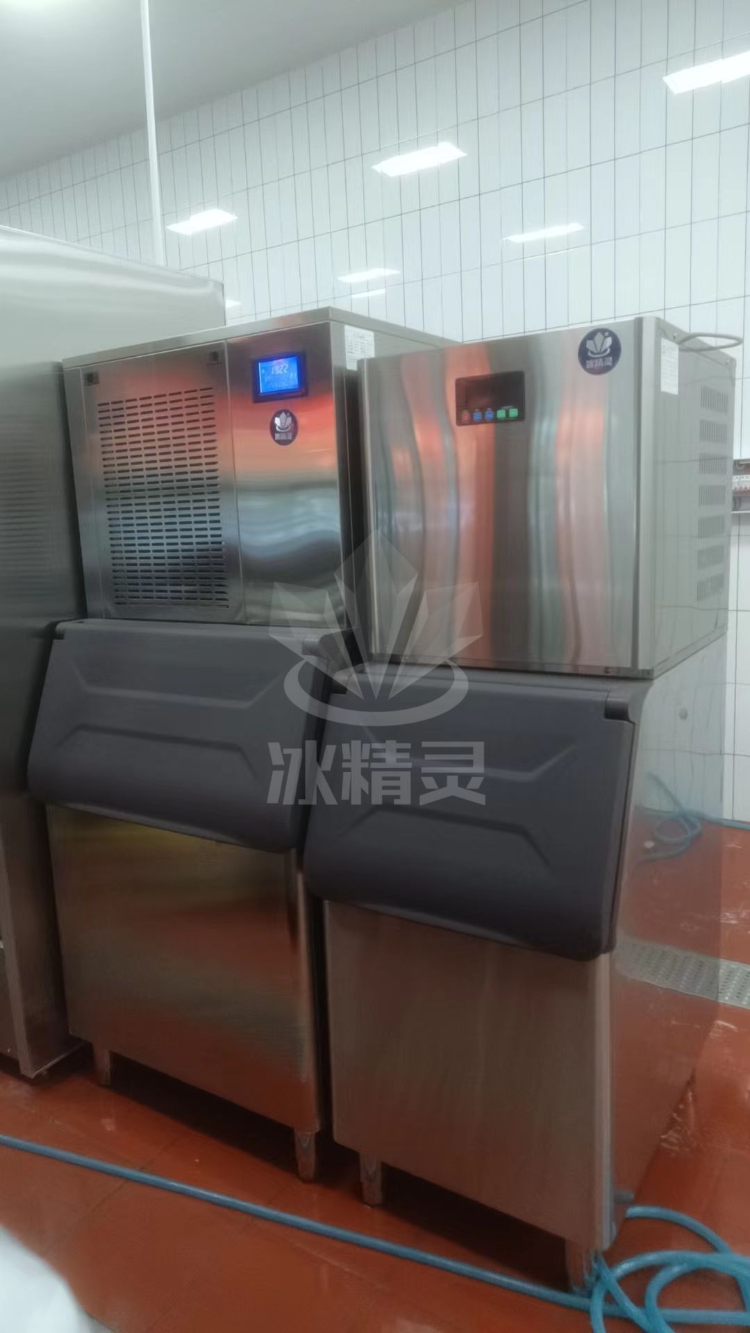 300公斤雪花機(jī)和200方塊制冰機(jī)一起交付云南玉溪市《7點火鍋》