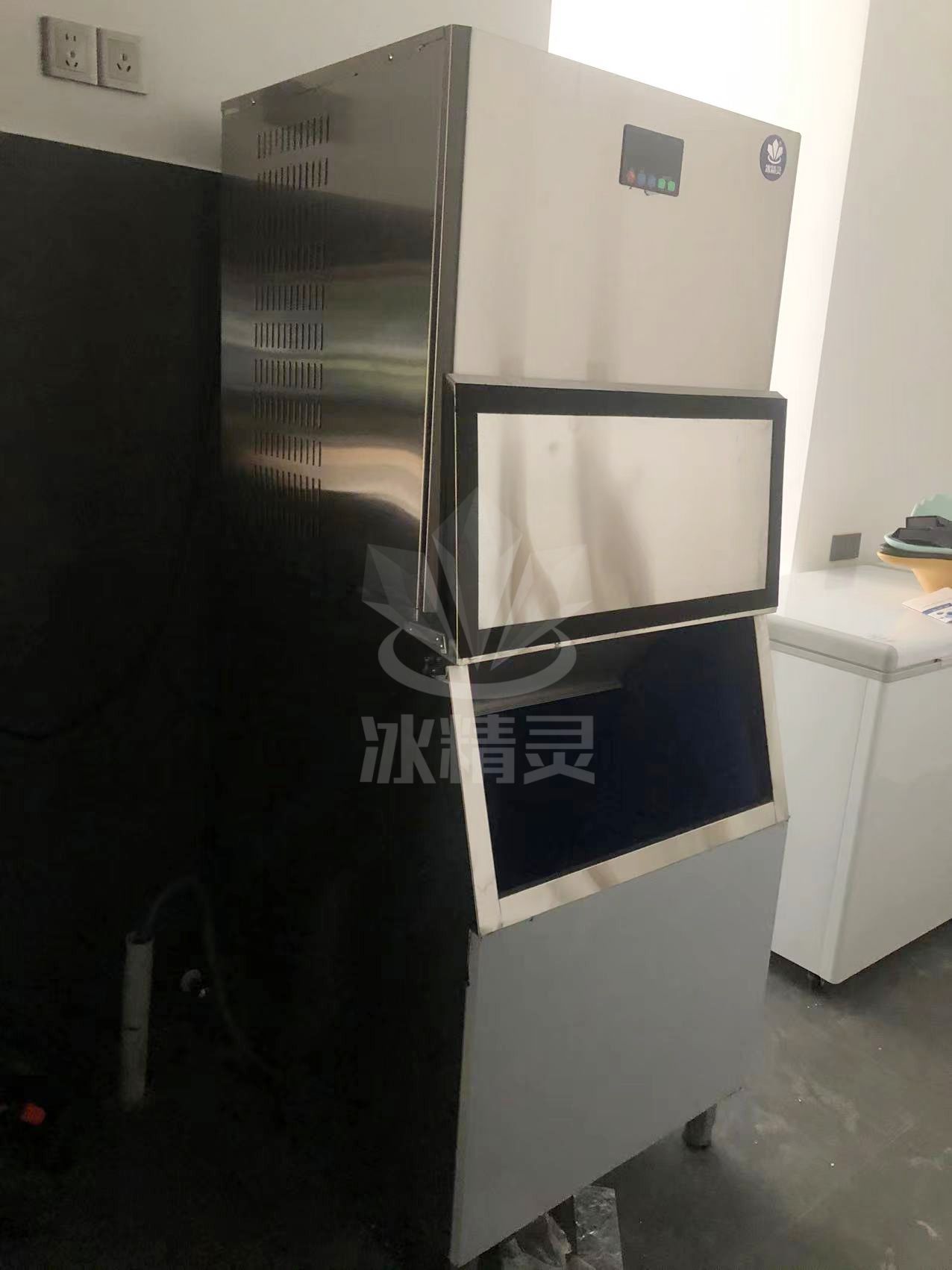 500公斤方塊制冰機(jī)已交付湖南長沙市岳麓區(qū)恒大御景灣商鋪