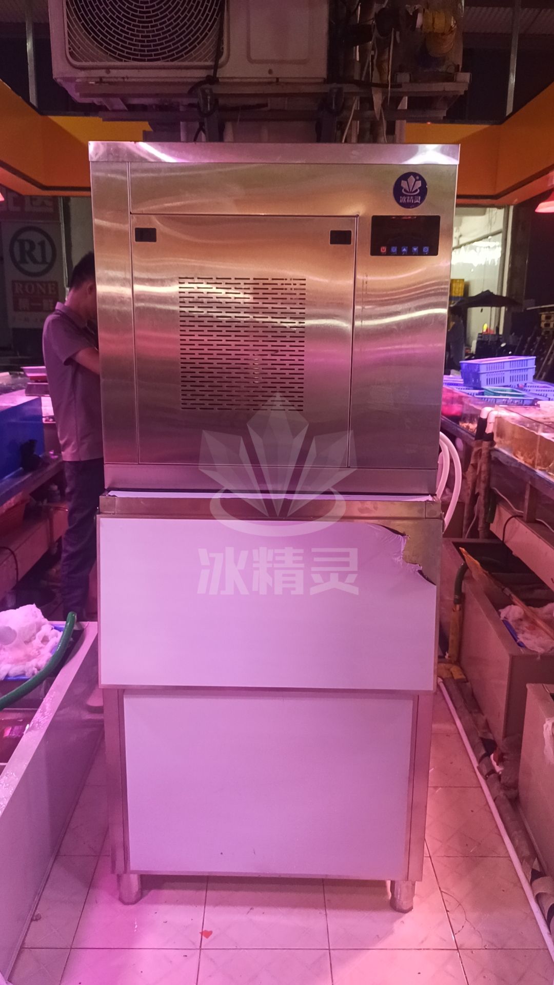300公斤片冰機已交付廣東東莞《主山塘邊頭農(nóng)貿(mào)市場海鮮檔 》