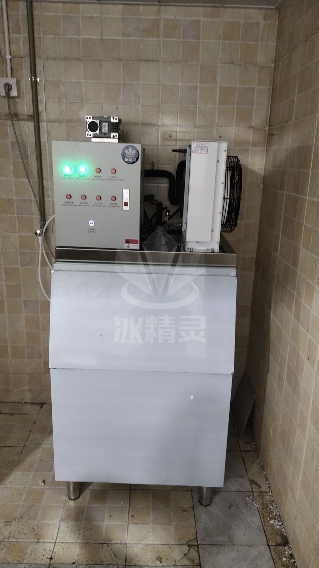 300公斤片冰機已交付四川成都太清路店《匯鑫苑休閑莊》