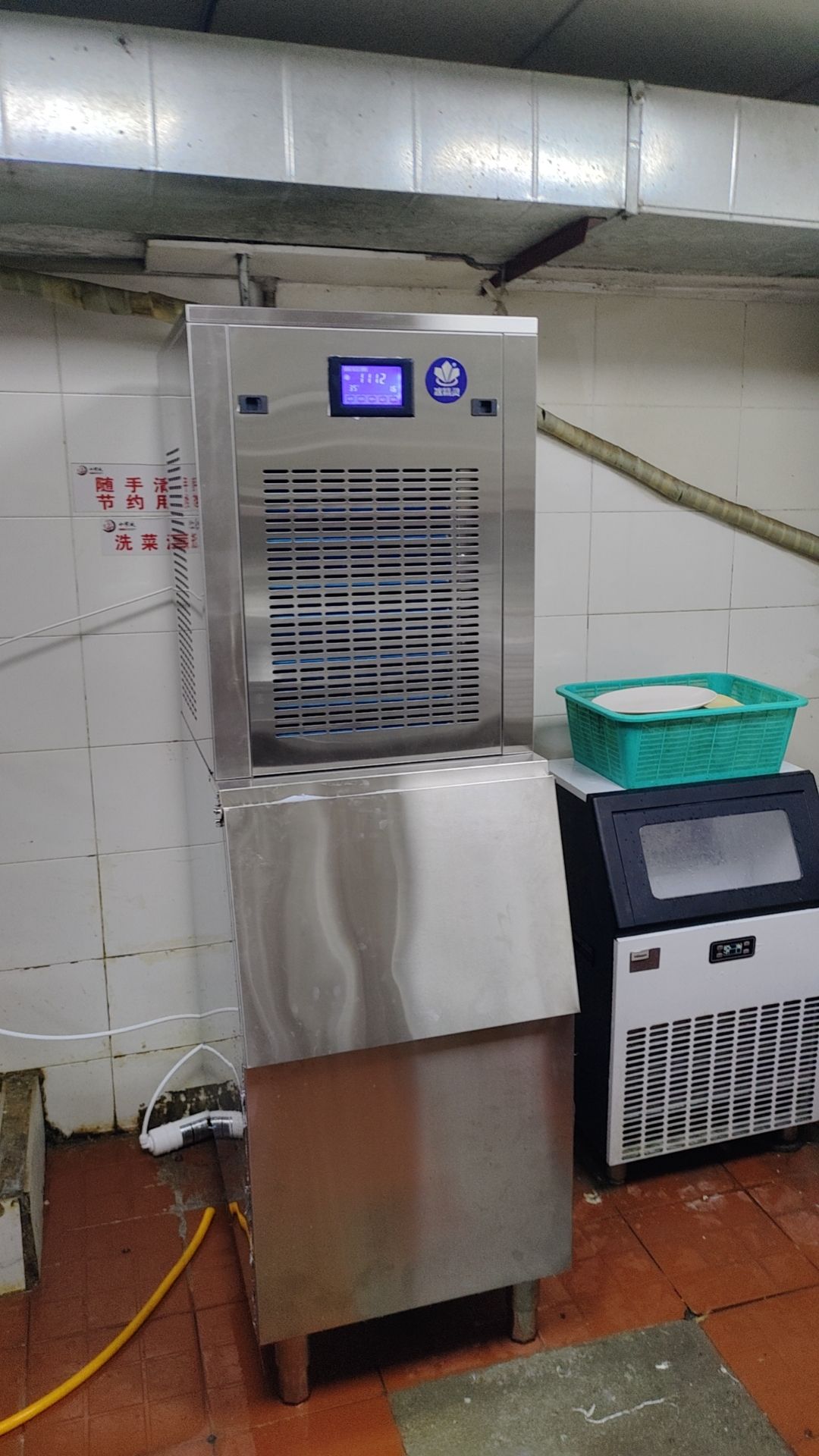 200公斤雪花制冰機(jī)已交付廣東深圳《小龍坎老火鍋 》