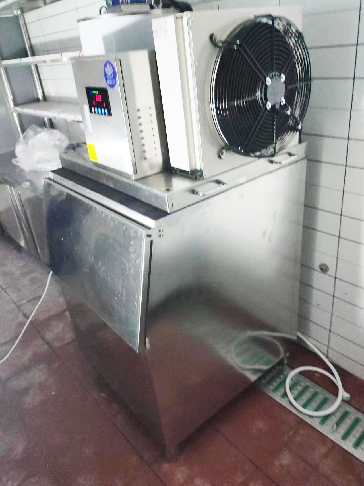 200公斤片冰機(jī)交付湖北省武漢市歐亞達(dá)國(guó)際廣場(chǎng)《我家小館 》