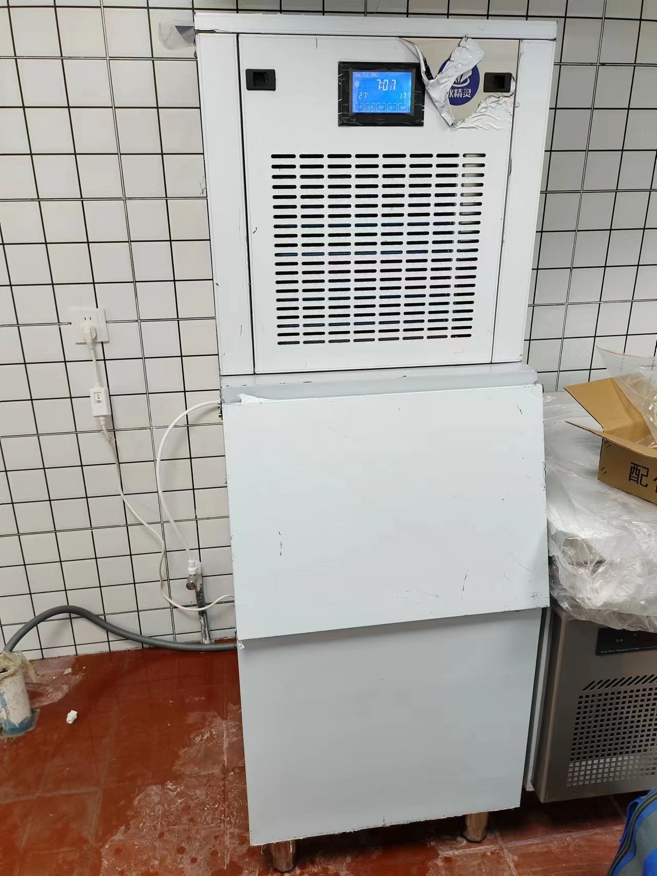 150公斤雪花制冰機(jī)交付河南省平頂山《鍋大俠火鍋 》  