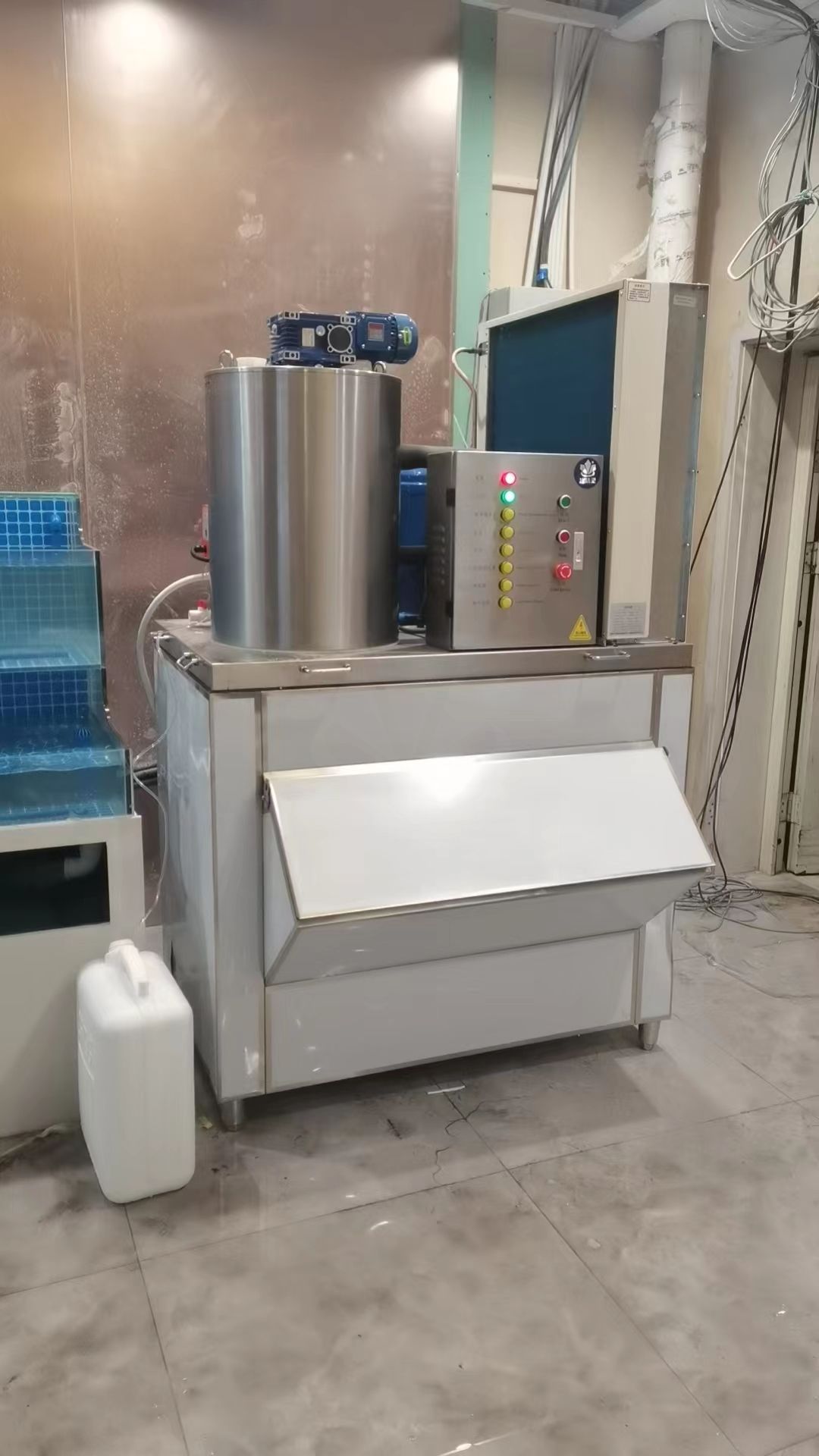 1噸片冰機(jī)交付河北滄州市任丘市《小米生鮮》