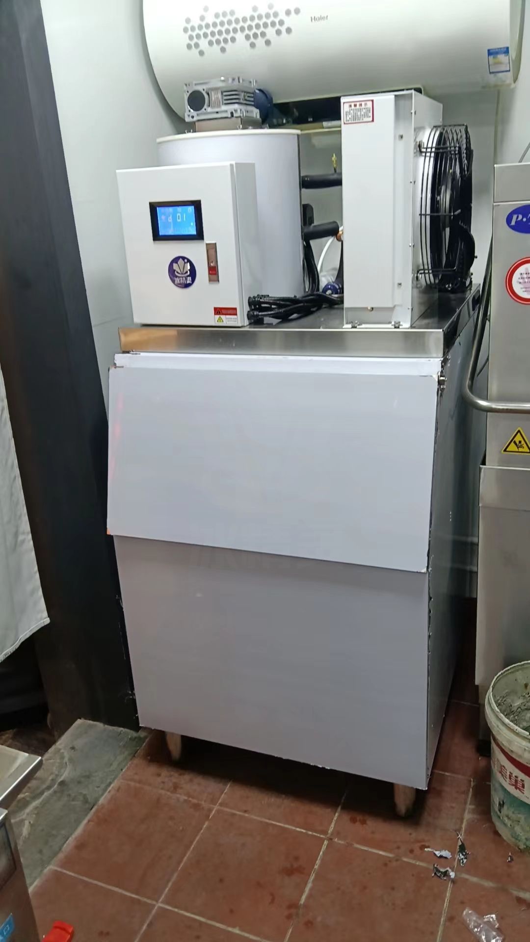 300公斤片冰機(jī)交付青海西寧《宣記辣嘴嘴成都市井火鍋》