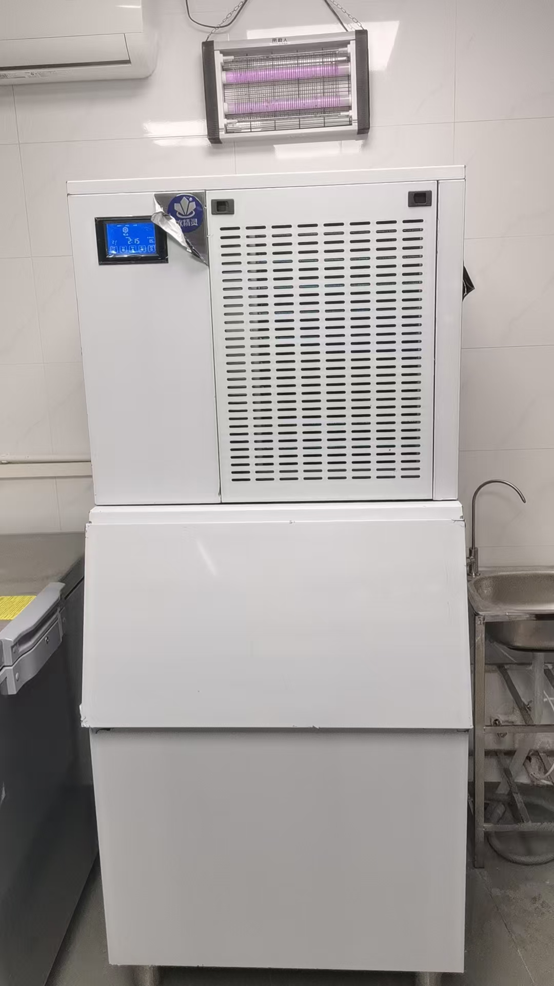 300公斤純雪花制冰機(jī)交付廣東江門(mén)《杰仔海釣刺身店》