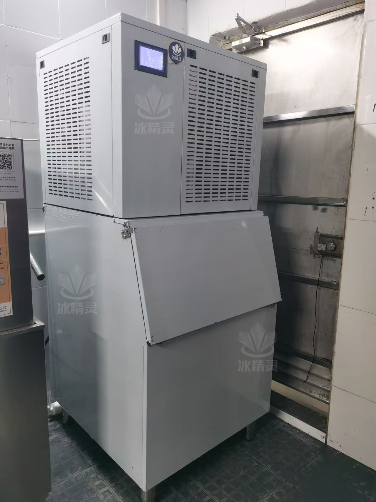 300公斤片冰機(jī)交付東莞市東城區(qū)《老牌潮菜海鮮砂鍋粥》