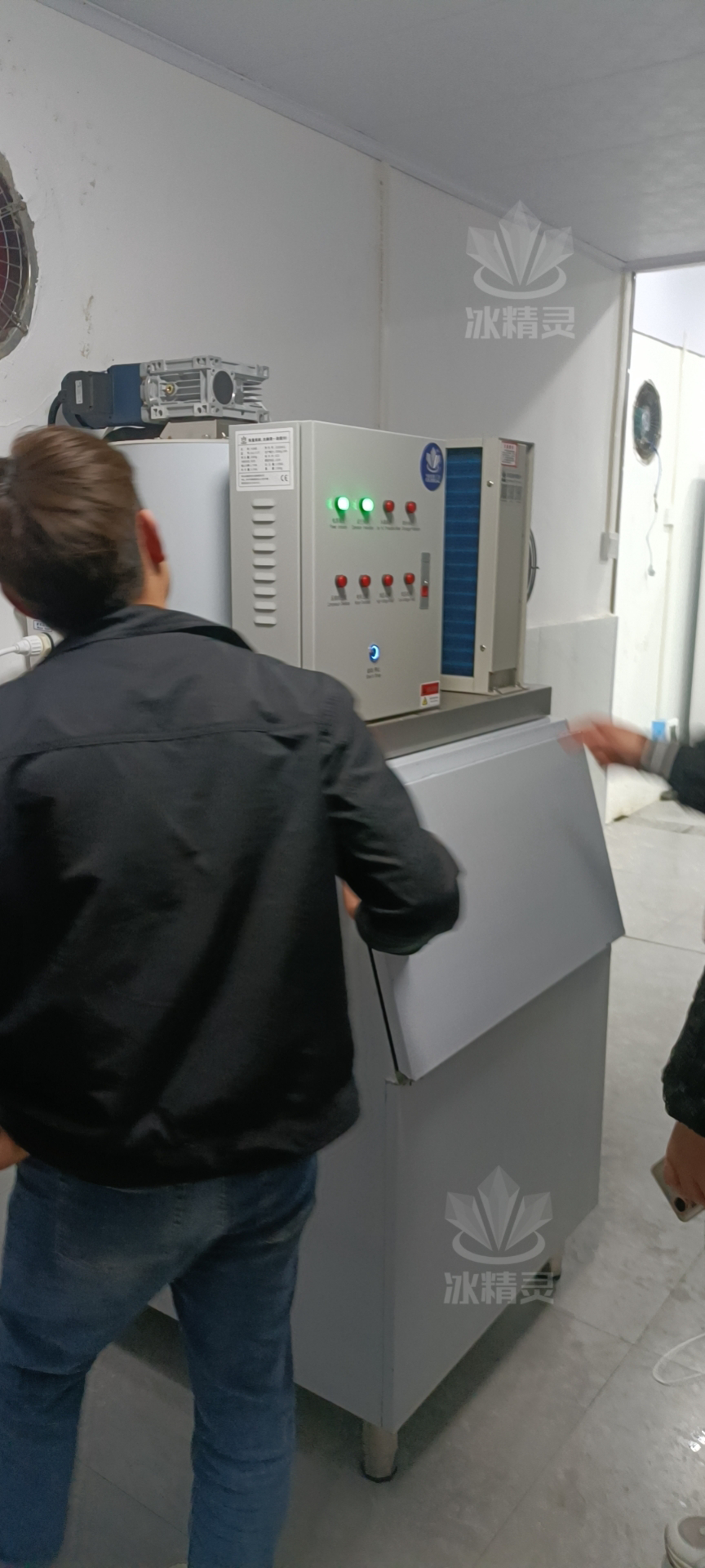 300公斤片冰機(jī)交付貴州銅仁市孟溪鎮(zhèn)一百購(gòu)物中心